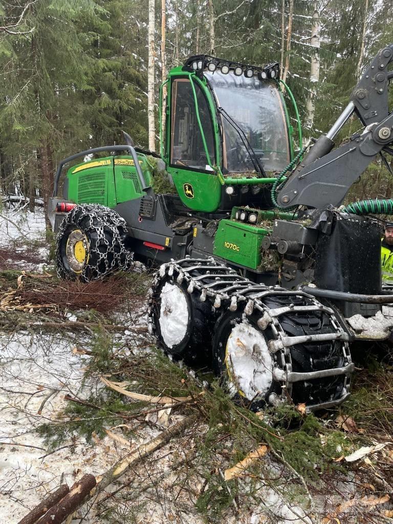 John Deere 1070 G Harvester