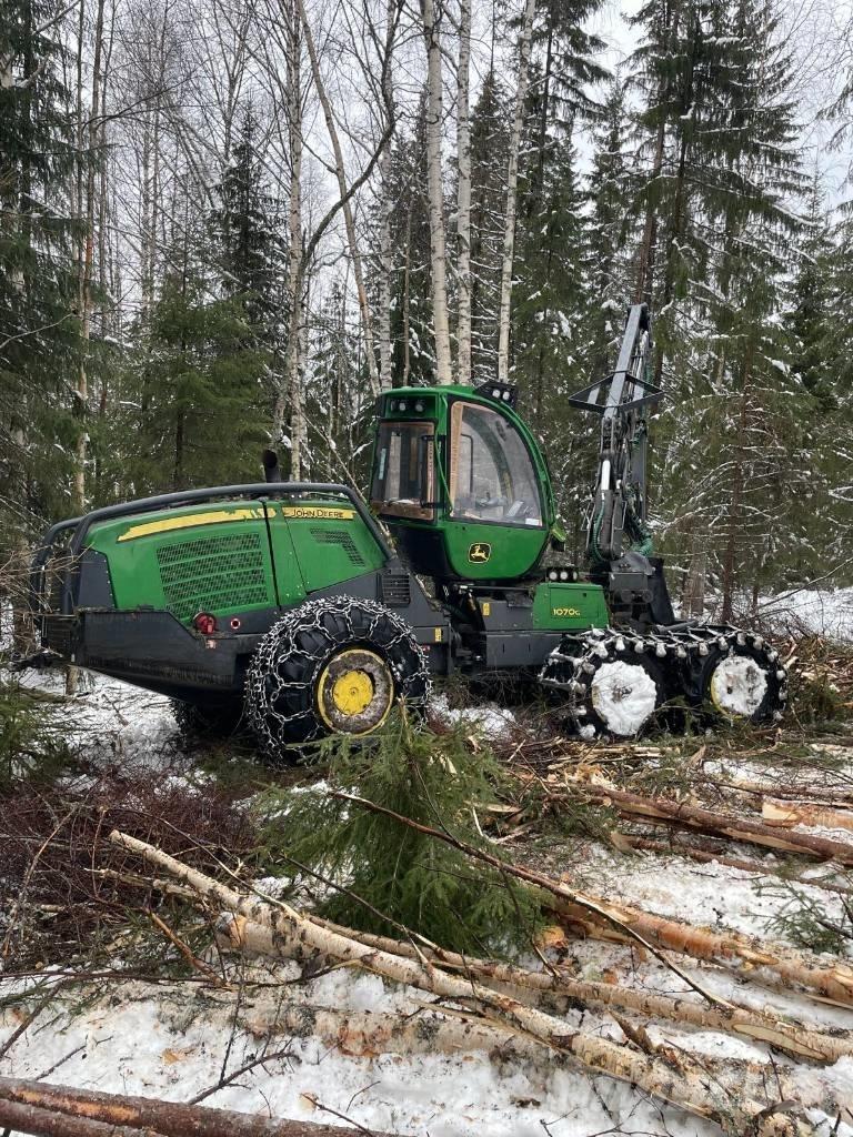 John Deere 1070 G Harvester