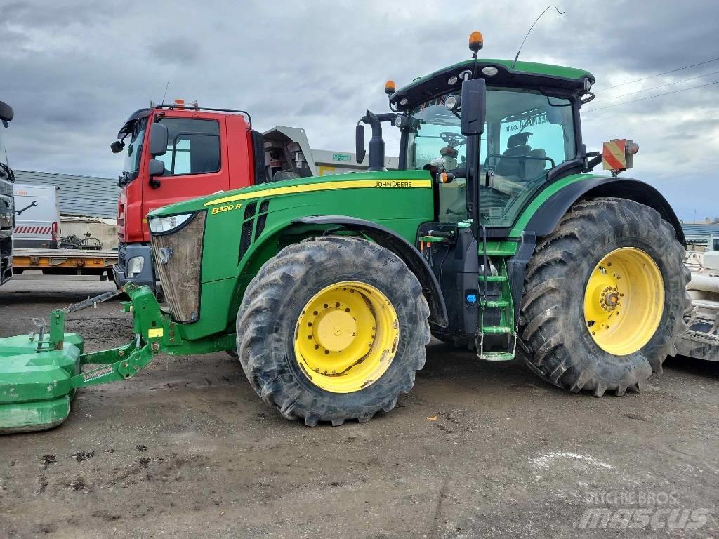 John Deere 8320 R Traktoren