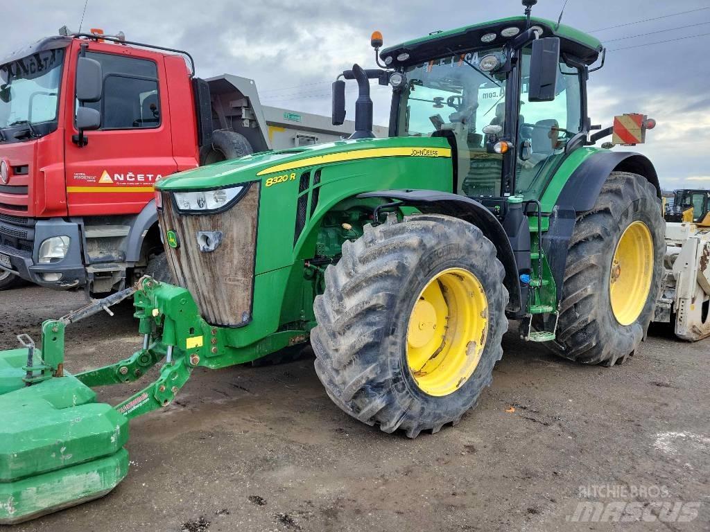 John Deere 8320 R Traktoren