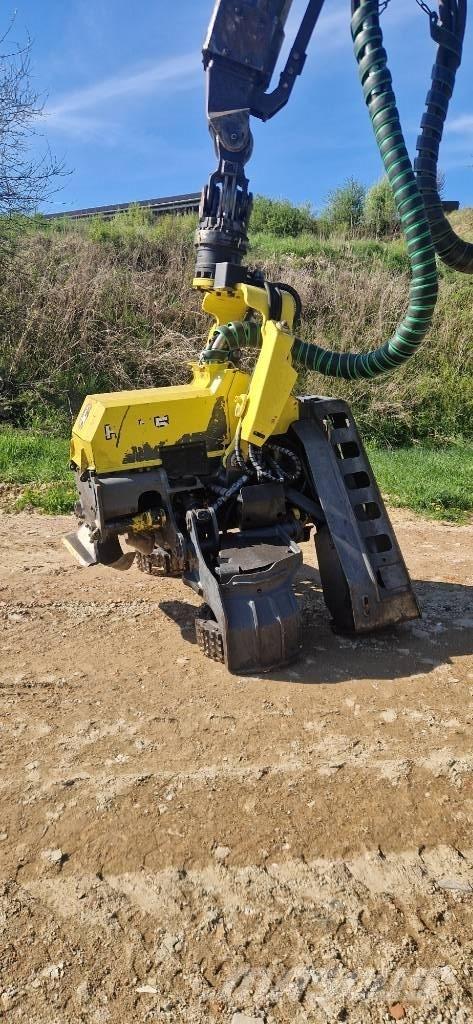 John Deere 1270 G Harvester