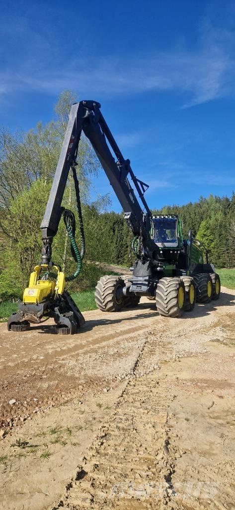 John Deere 1270 G Harvester