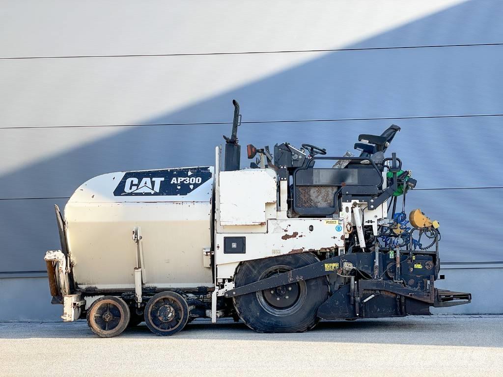 CAT AP300 Strassenfertiger
