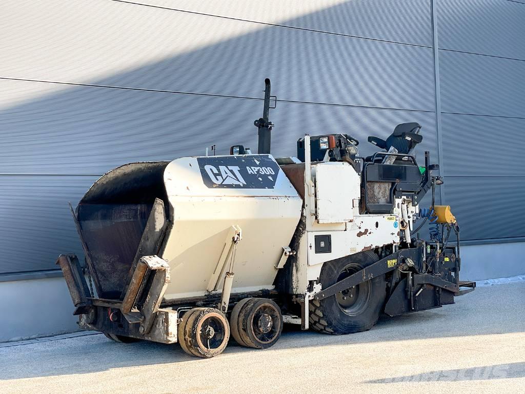 CAT AP300 Strassenfertiger