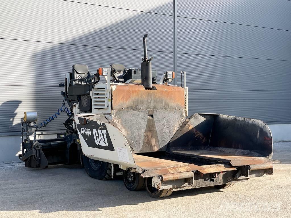 CAT AP300 Strassenfertiger
