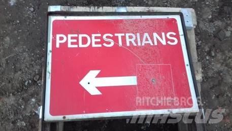  VARIOUS ROAD SIGNS Sonstige Baumaschinen