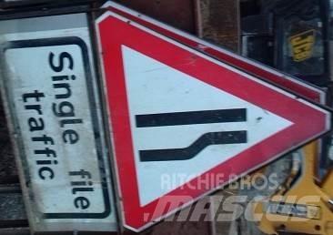  VARIOUS ROAD SIGNS Sonstige Baumaschinen