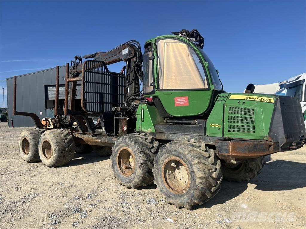 John Deere 1010E Harvester