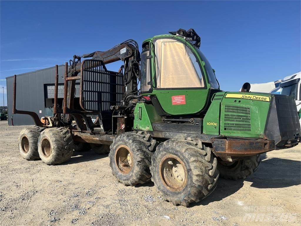 John Deere 1010E Harvester