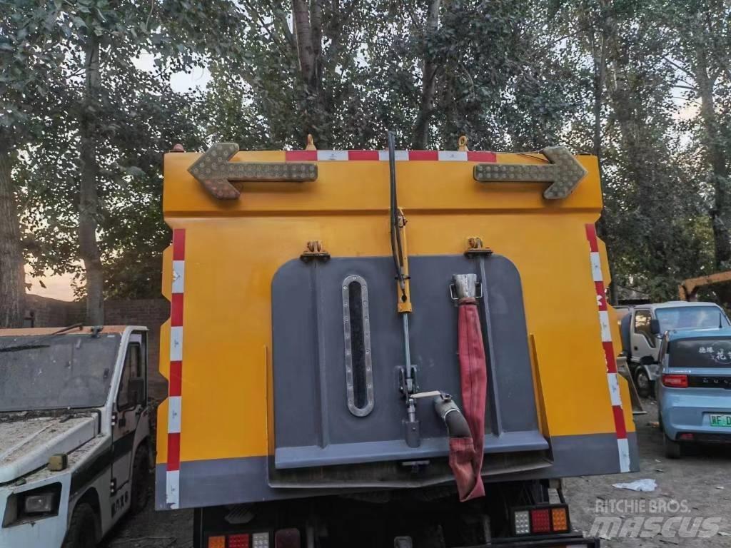 Isuzu ELF Kehrmaschine