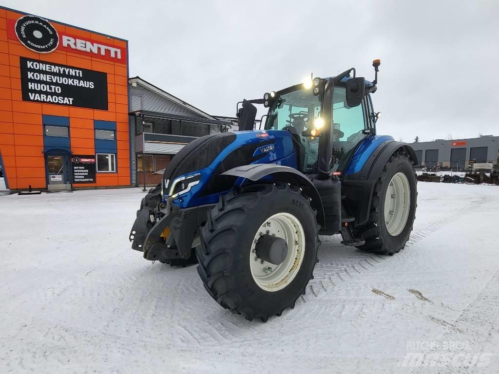 Valtra T 215 Traktoren