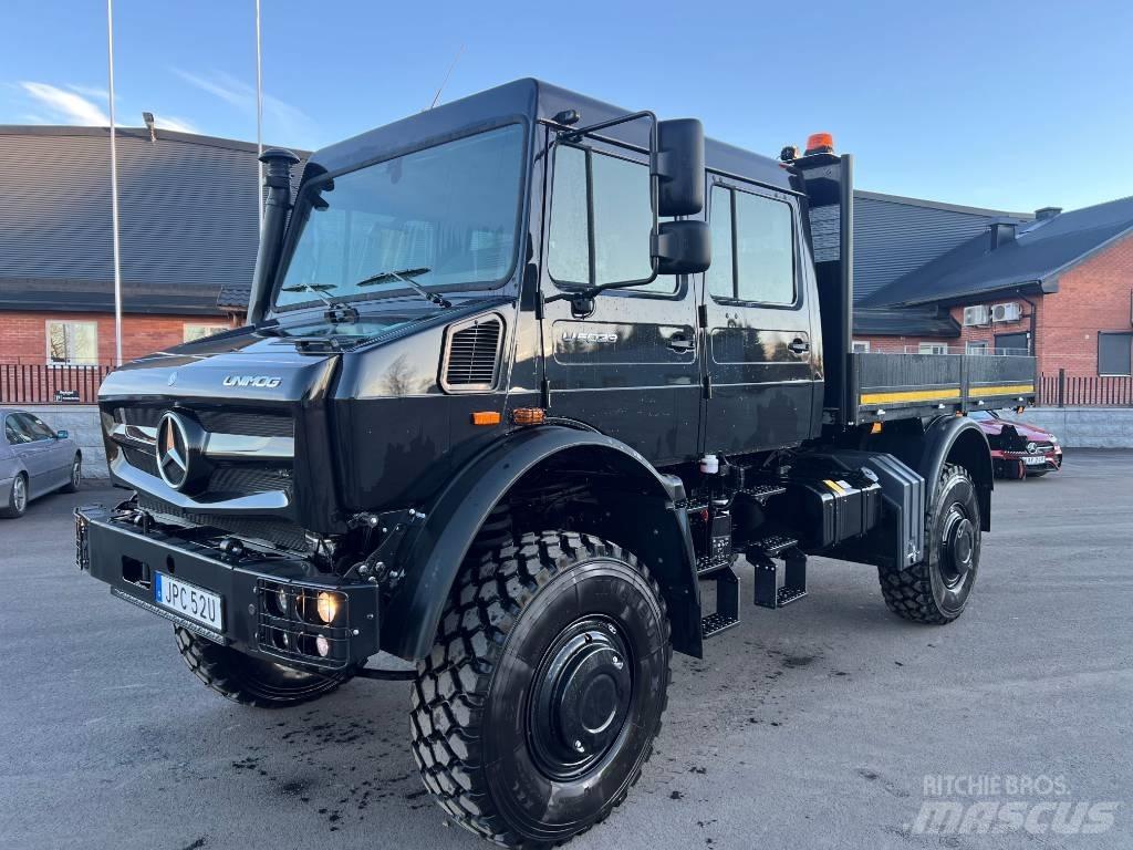 Mercedes-Benz Unimog Pritschenwagen/Pritschenwagen mit Seitenklappe