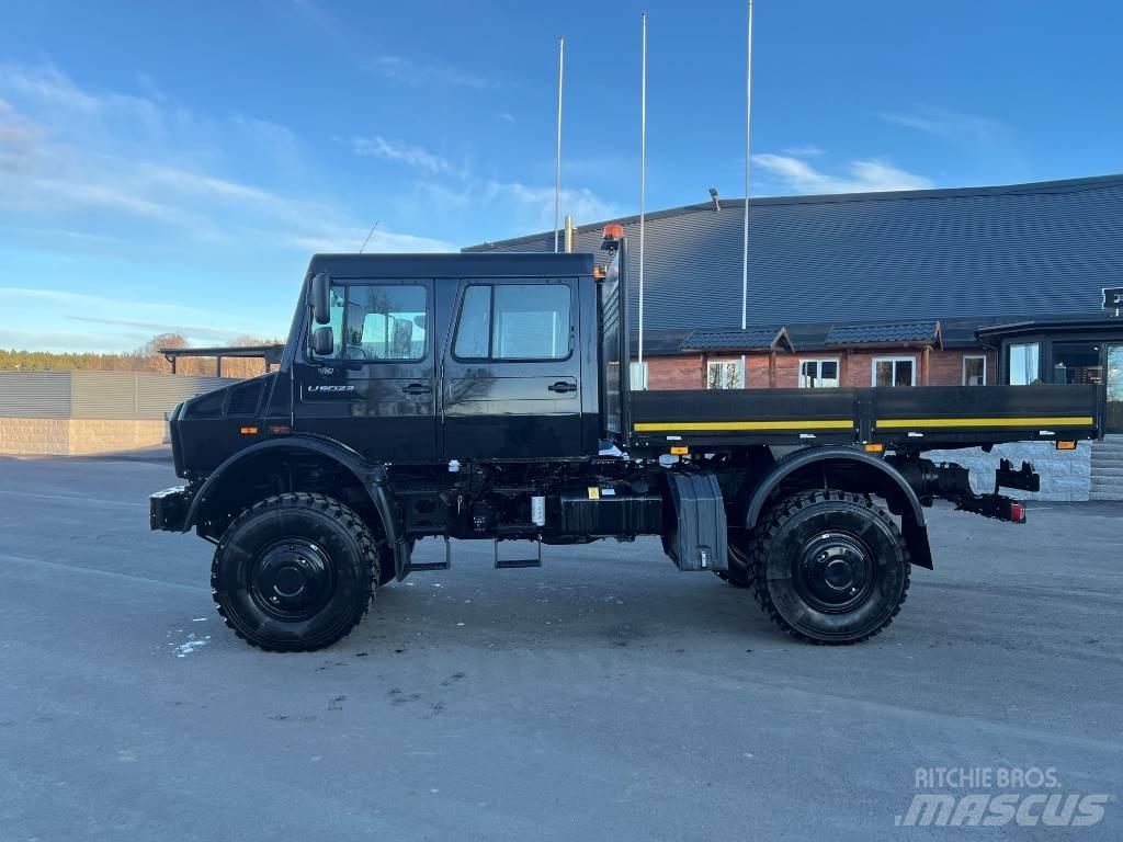 Mercedes-Benz Unimog Pritschenwagen/Pritschenwagen mit Seitenklappe
