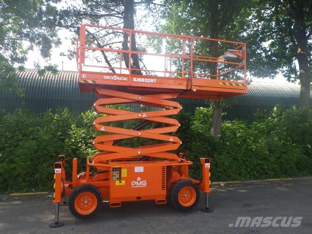 SkyJack SJ6832RT Scheren-Arbeitsbühnen
