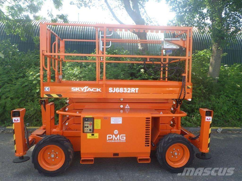 SkyJack SJ6832RT Scheren-Arbeitsbühnen