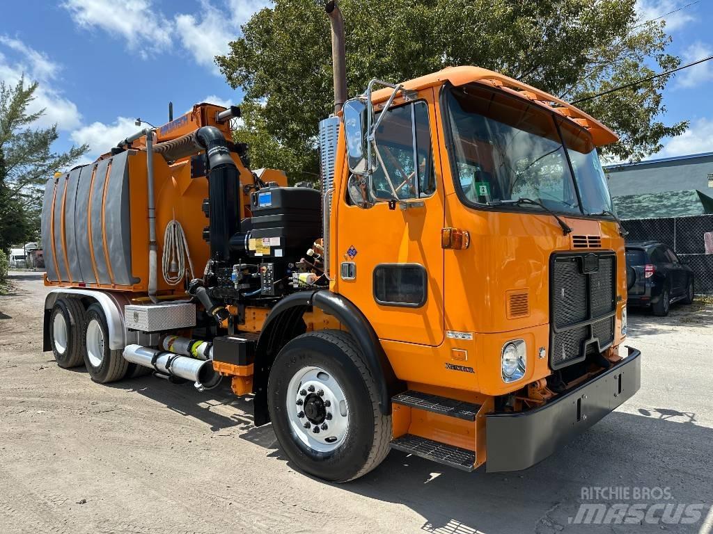 Autocar WX64 Saug- und Druckwagen