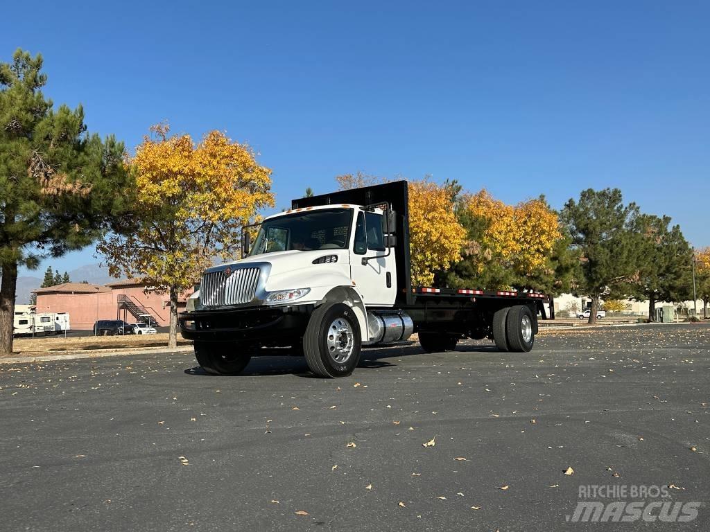 International 4300 Pritschenwagen/Pritschenwagen mit Seitenklappe