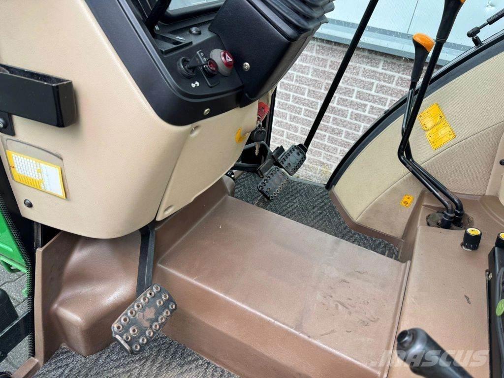 John Deere 5215 Sand- und Salzstreuer