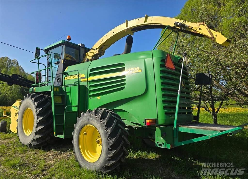 John Deere 7300 Selbstfahrende Häcksler