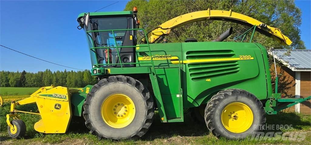 John Deere 7300 Selbstfahrende Häcksler