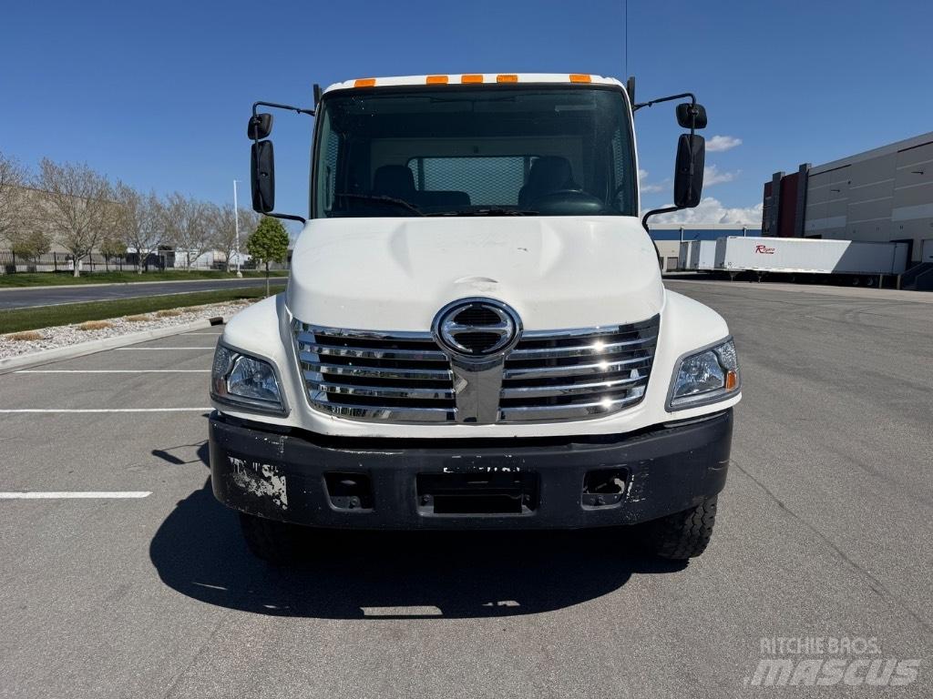 Hino 268 Pritschenwagen/Pritschenwagen mit Seitenklappe