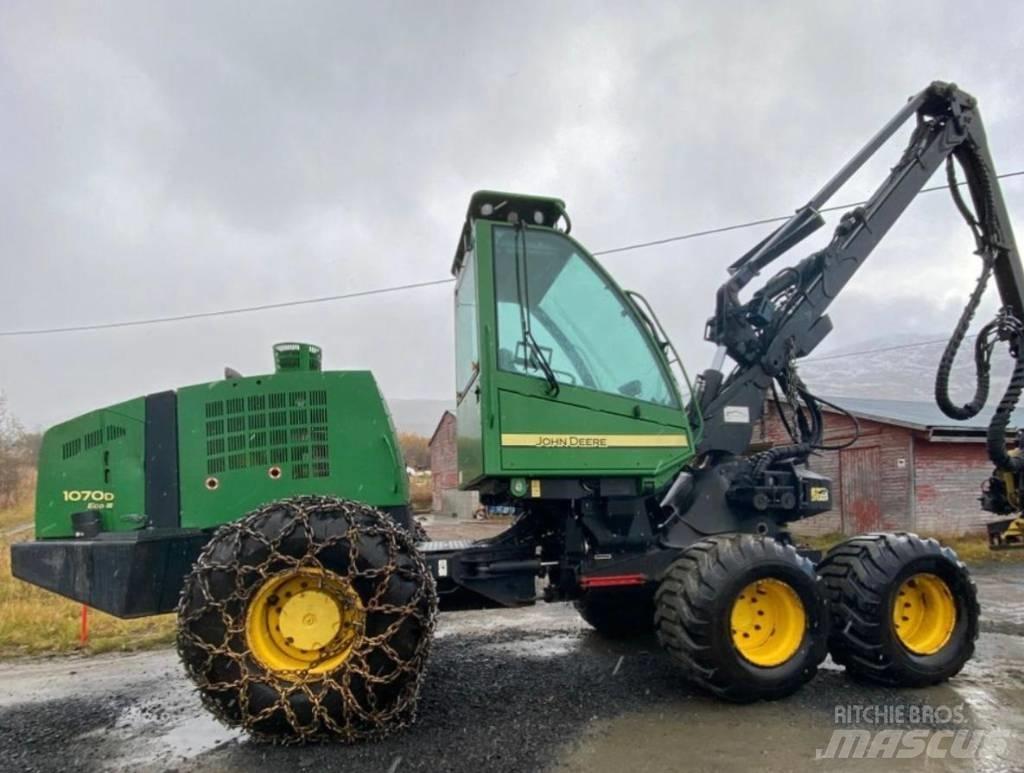 John Deere 1070 D Harvester