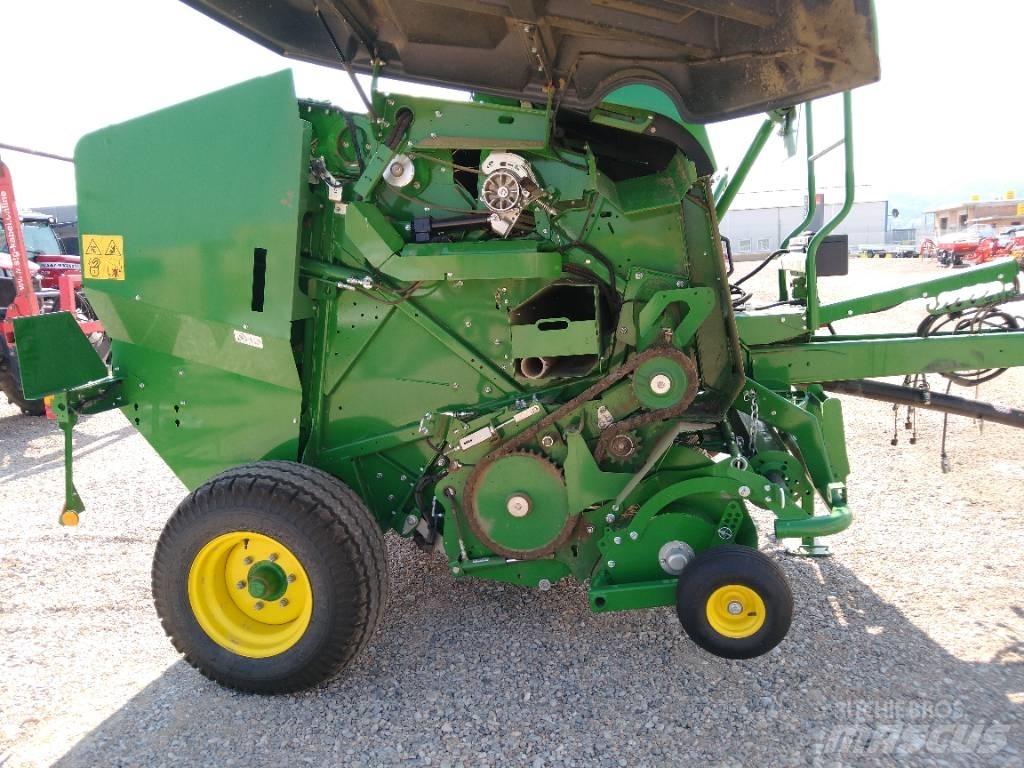 John Deere F441M Rundballenpressen