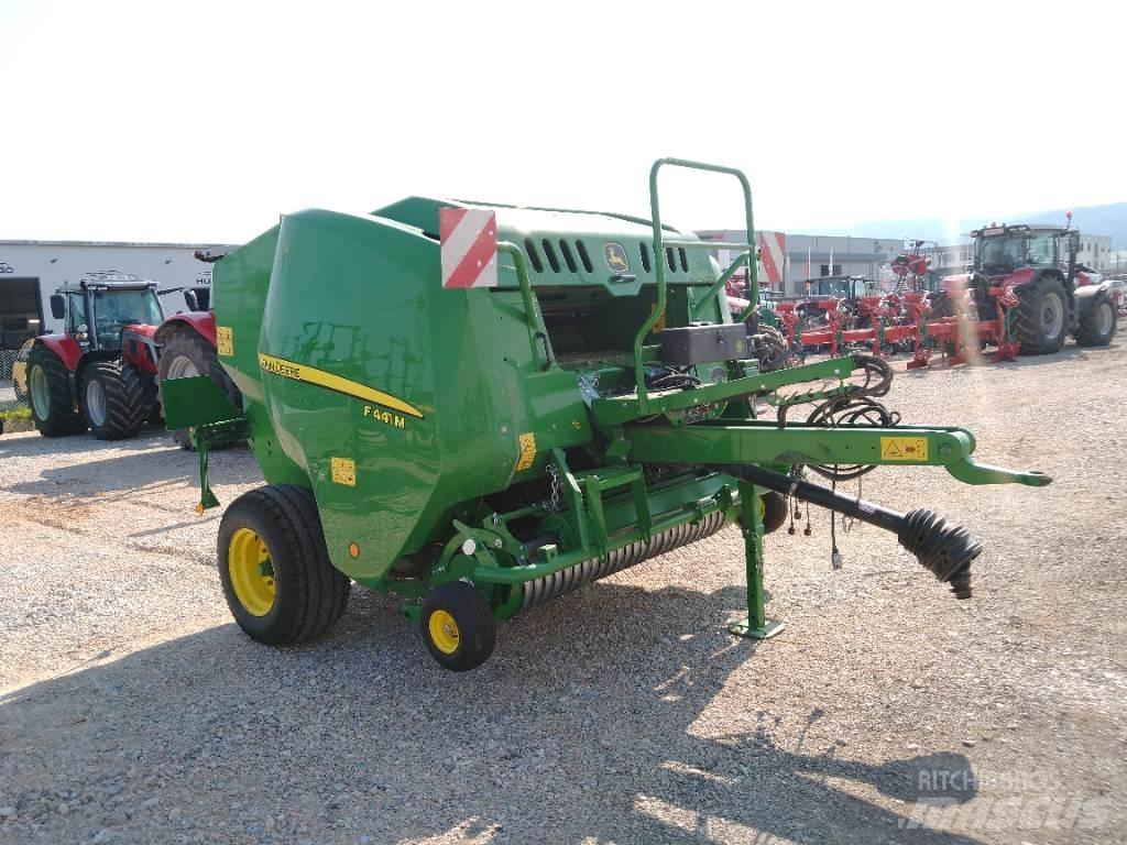 John Deere F441M Rundballenpressen