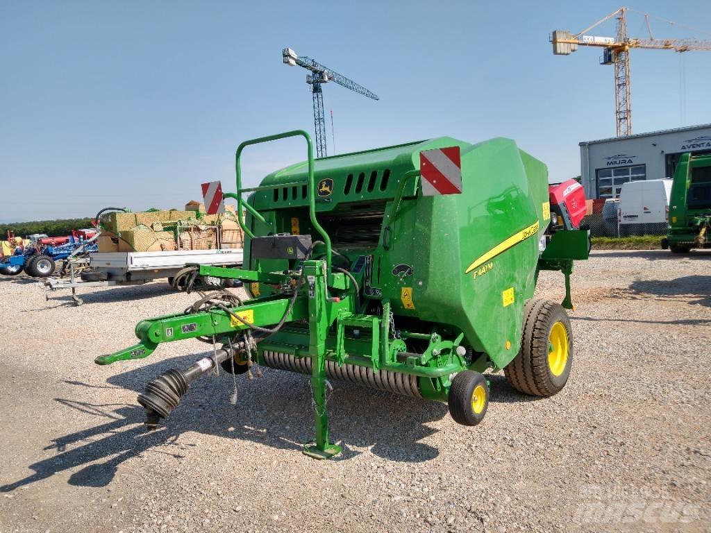 John Deere F441M Rundballenpressen