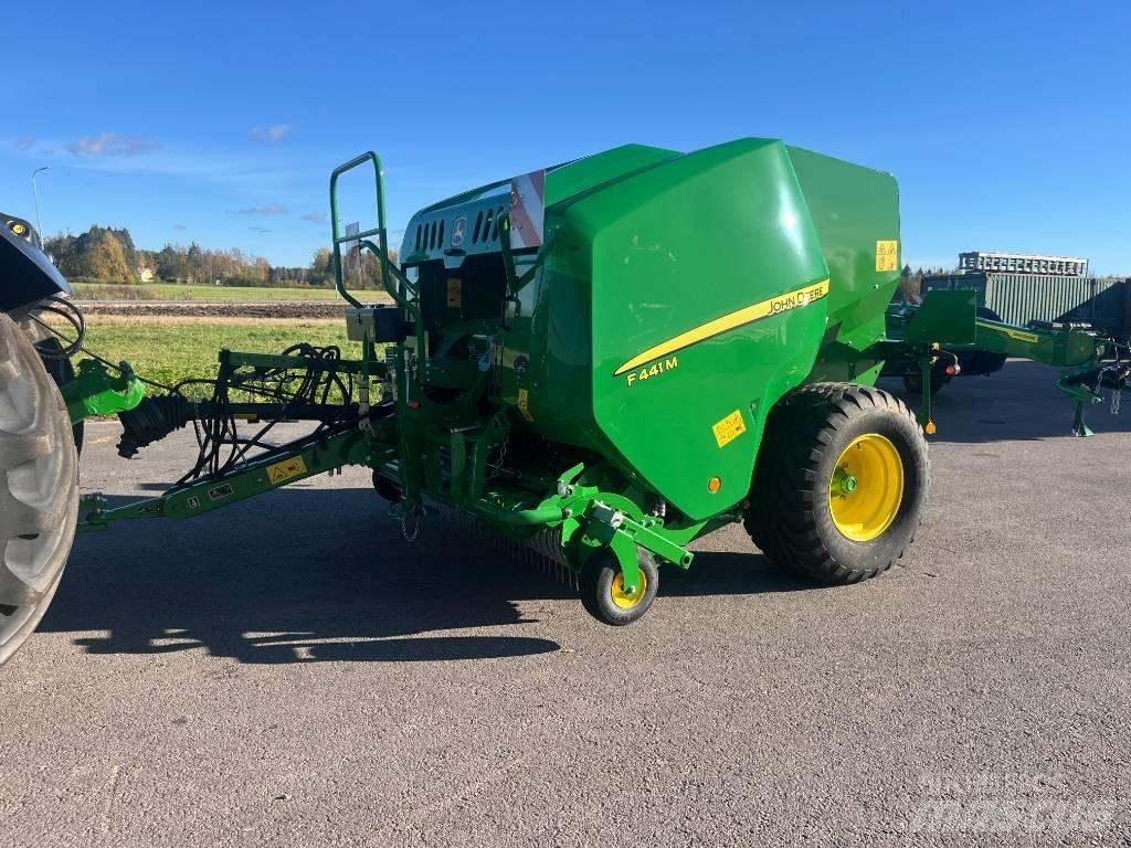John Deere F441M Rundballenpressen