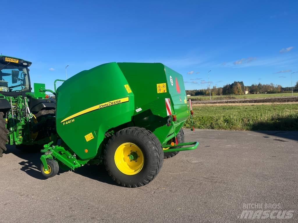 John Deere F441M Rundballenpressen