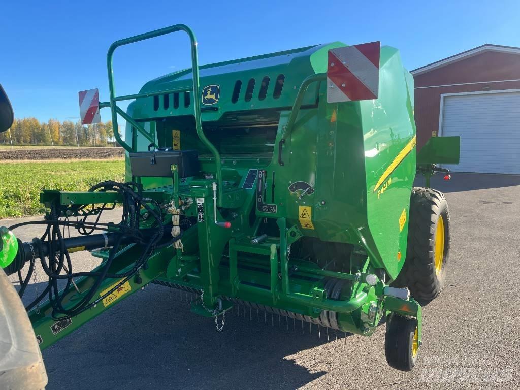 John Deere F441M Rundballenpressen