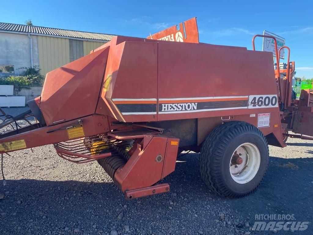 Hesston 4600 Quaderpressen