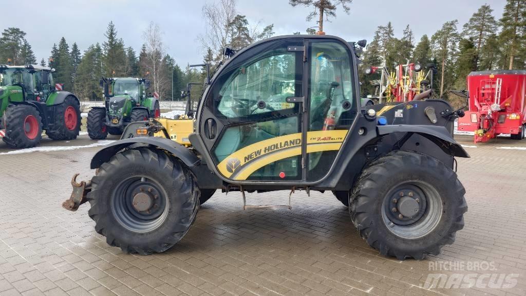 New Holland TH 7.42 Teleskoplader