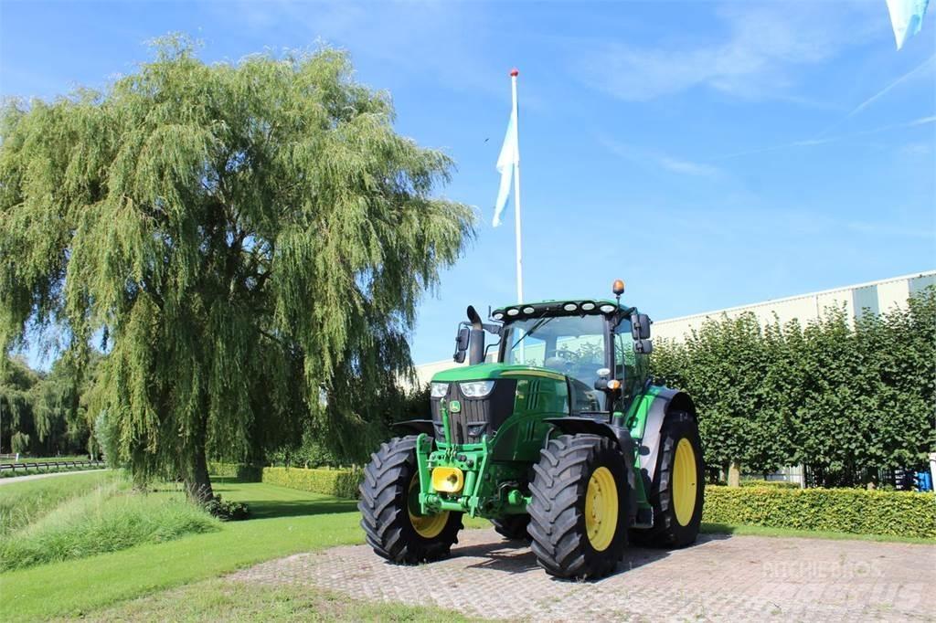 John Deere 6215R Traktoren