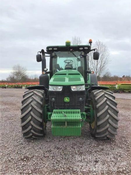 John Deere 8320 R Traktoren