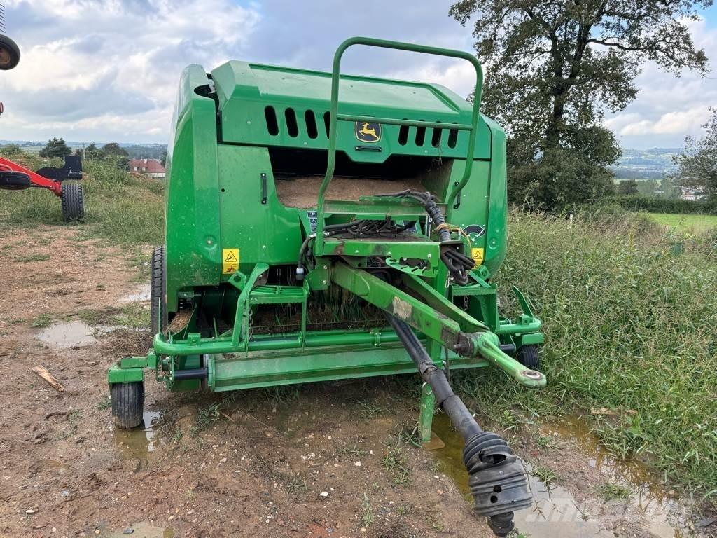 John Deere F441M Rundballenpressen