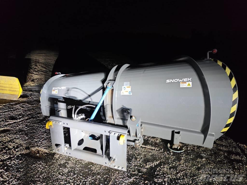 Snowek U320 alueaura Schneeschilde und -pflüge
