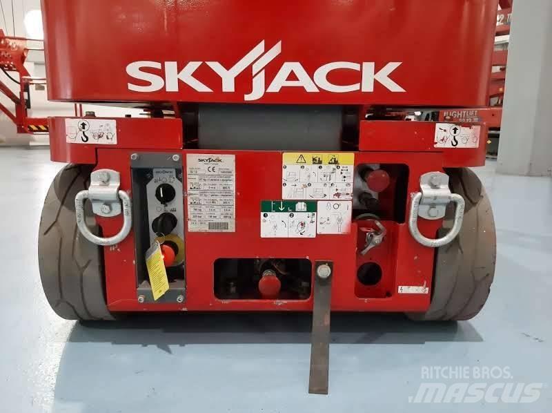 SkyJack SJ 12 Personenaufzüge