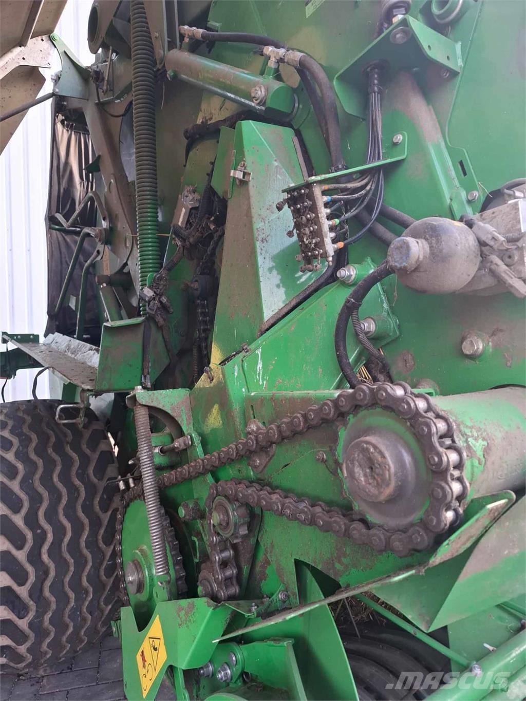 John Deere V451R Quaderpressen