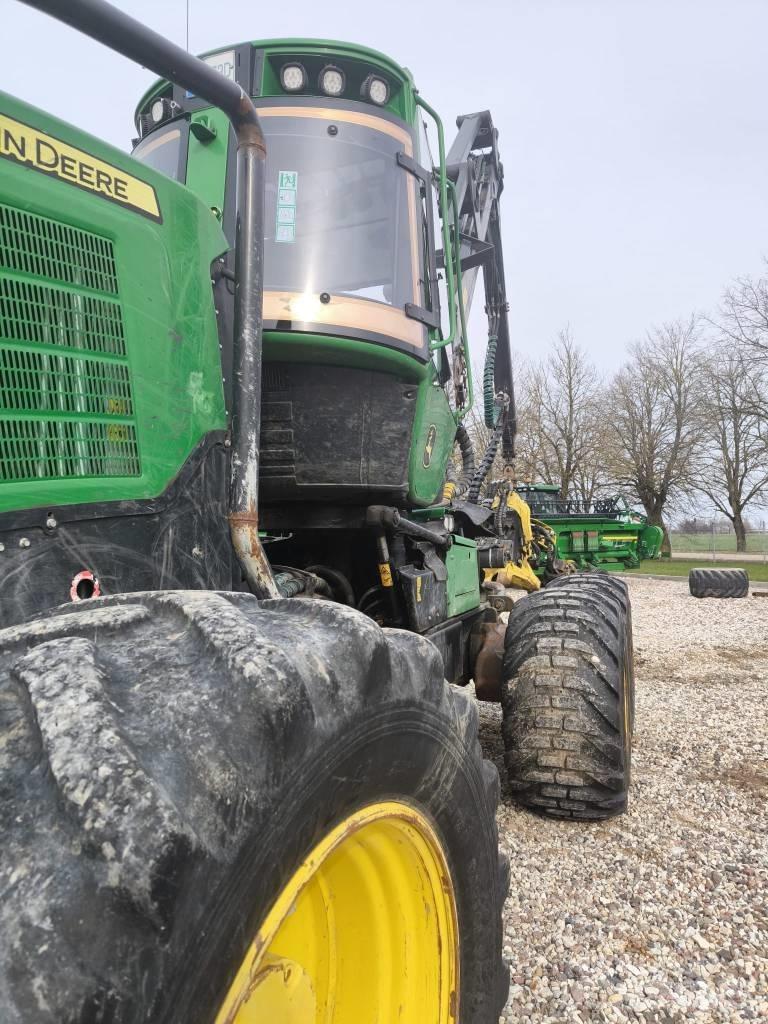 John Deere 1270G Harvester