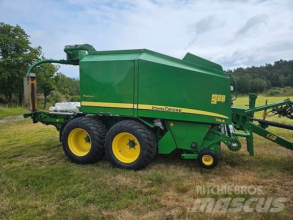 John Deere 744 Rundballenpressen