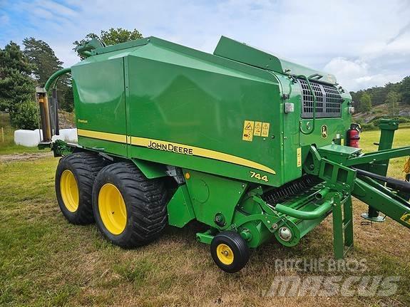 John Deere 744 Rundballenpressen