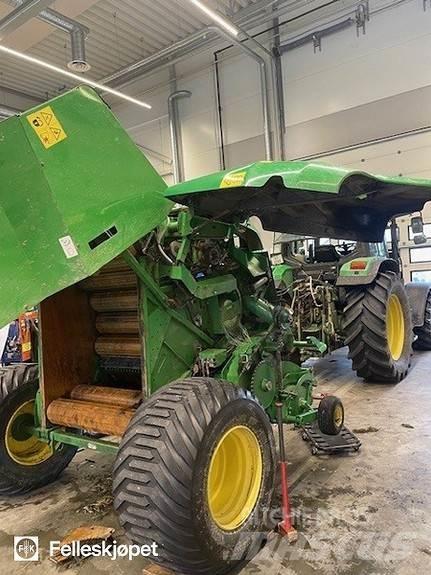 John Deere F441 Rundballenpressen