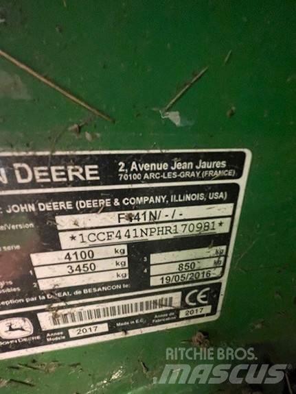 John Deere F441 Rundballenpressen
