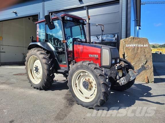 Valtra A75 - 4 Traktoren