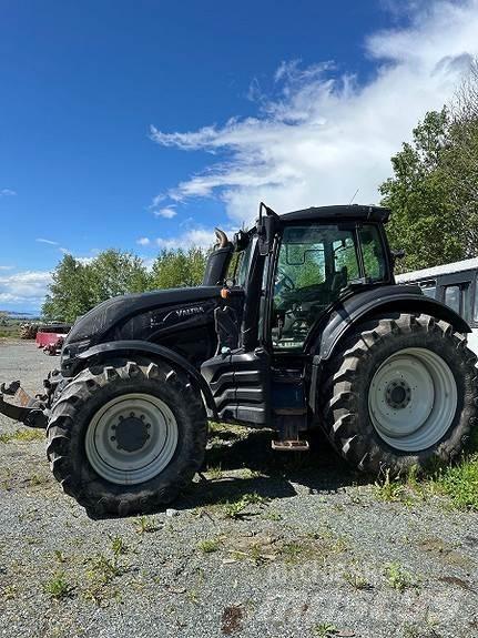 Valtra T 214 Traktoren