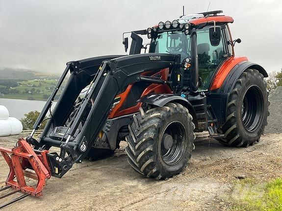 Valtra T235D Traktoren