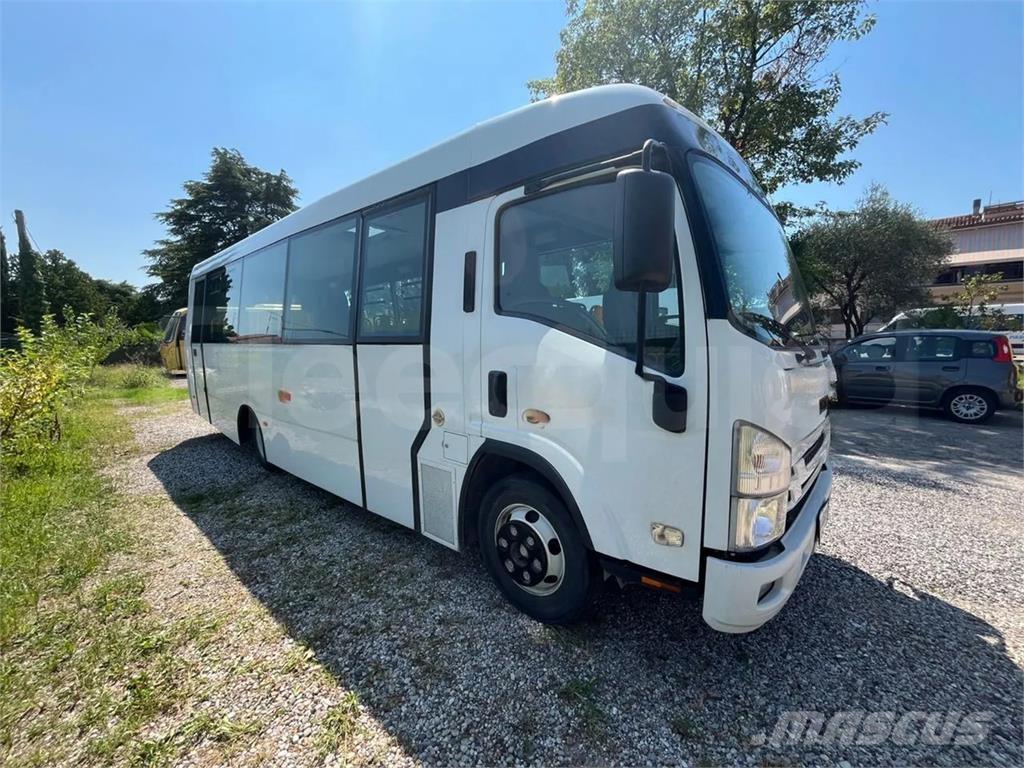Isuzu P65 Reisebusse