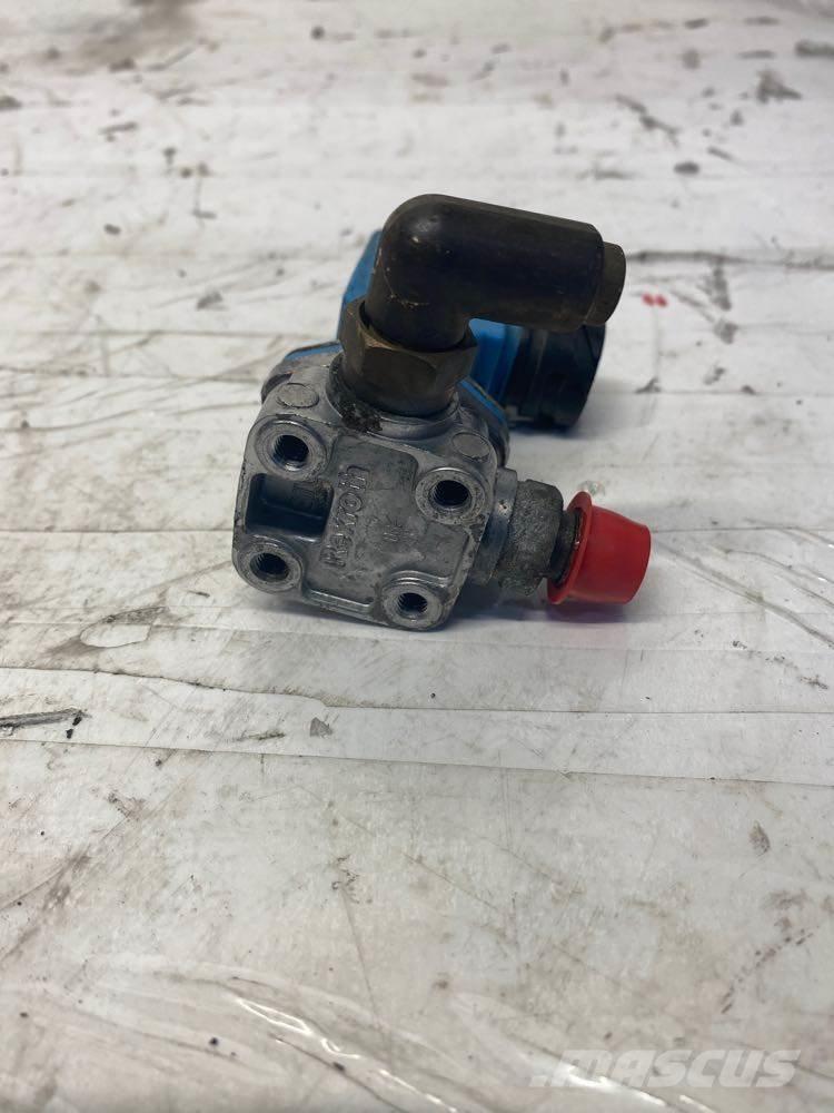 Mack MP8 Transport Sonstige